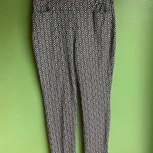 Chicos ankle pull on pant.  Chicos size 0R which is a size 4.